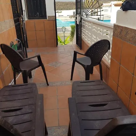 Junto A La Piscina 아파트 아로나