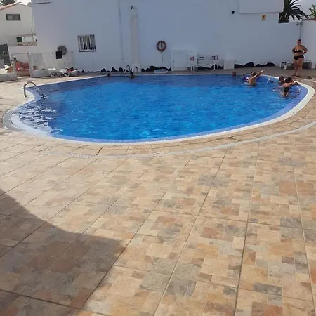 Junto A La Piscina 아파트 *