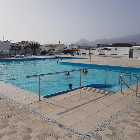 Junto A La Piscina 아파트 아로나