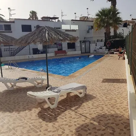 Junto A La Piscina 아파트 *