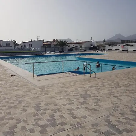 Junto A La Piscina * أرونا